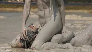 Tetovētiem brunete ieguva pazemojošu blowjob un cum viņas acīs
