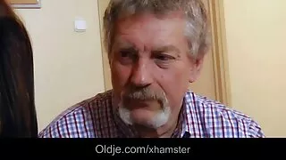 Viņš fucked Incītis Japāņu sieviete ar vibratoru un ieguva labu orālo seksu par to