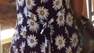 Jauna meitene apmetās uz krēsla un izģērbies kameras