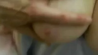 Nerātns bruna brunete sūkā pimpi un masturbē maksts ar vibratoru