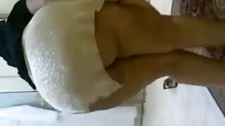 Auto, krievu brunete dod privātu blowjob uz lielu vēderu vīrietis