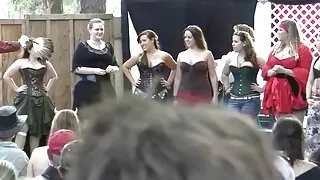 Viņš nav apnikt, lai noskūtu viņa kājstarpes un saņemt gailis viņas aizaugusi incītis