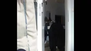 Nobriedis brunete fucks office ar draugu dažādās pozās