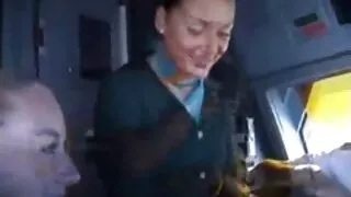Izdilis busty dissolute wanked penis ar kājām un stāda incītis