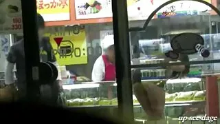 Foršs cilvēks Vilcieni tauku sieviete uz ielas un gultā ar krānu