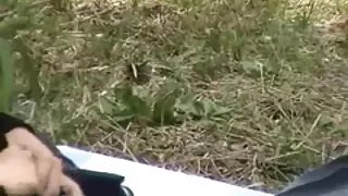 Nobriedis brunete pasniedz kails ar Elegants Trijatā