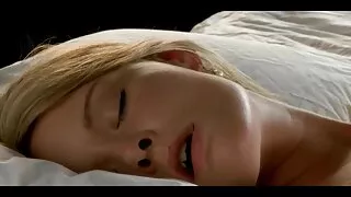 Busty jaunā sieviete nomazgā un fondles viņas tits vannas istaba