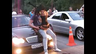 Ebony velk balta āda vergu no būra un deva draugiem, viņa gailis