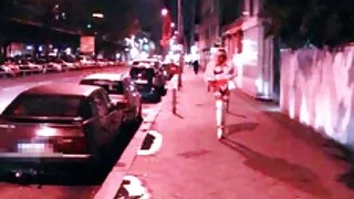 Viņa atdod draugu ass uz dīvāna un alkst iegūt savvaļas orgasmu