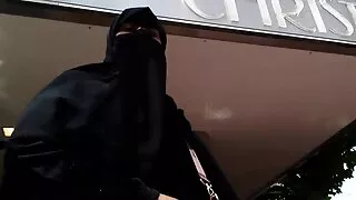 Viņa piecēlās vēzi uz gultas un nodot viņas tūpļa zem vīra Falls