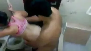 Skaista brunete dod ļoti gādīga blowjob, lai draugs