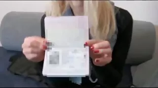 Pilna jaunā sieviete stimulē kājstarpes ar vibratori, lai stāvas orgasma