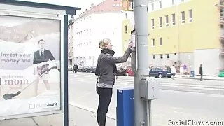 Viņš pacēla svārkus metro auto un piedāvāja blowjobs