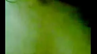Vīrs mēģina apmierināt negausīgs vīrs priekšā spoguli