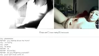Pliks modelis lec uz dildo laikā Mājās Masturbācija