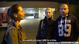Busty blondīne šiks sūkā peni un Dzērieni Spermas