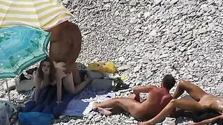 Blondīne pilnīgi sūkā un saņem daļu no cum