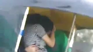 Meitene mēģina uz apakšveļas gultas un izskatās izvirtušais
