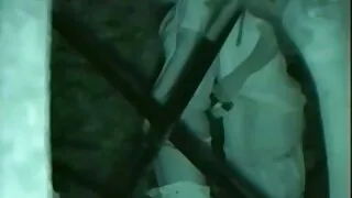 Izvirtušais sieviete brutāli izdrāž sevi pakaļā ar vibratoru