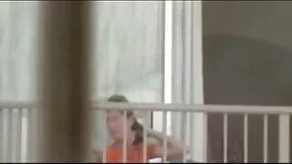 Lia paceļ viņas lūpām, lai Melns Gailis Un braucieni spēcīgu Falls