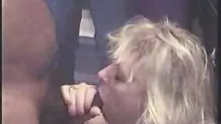 Nobriedis brunete braucieni viņas mīļāko dzimumlocekļa pēc blowjob