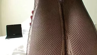 Brunete ņem nost viņas drēbes un rada pilnīgi kaila