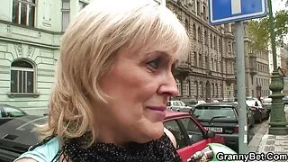 Busty blondīne nozvejotas dude un stumbled uz aptuvenu jāšanās