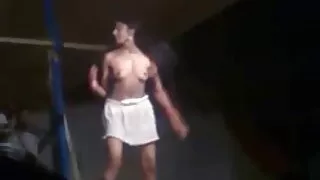 Āzijas Ar Matains coochie kalpo divus gaiļus pēc spēles ar vibratoru