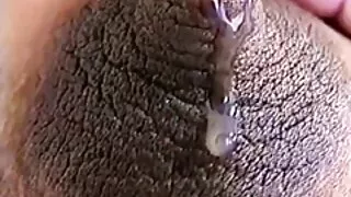 Busty jaunā sieviete kalpoja spraugas dzimumlocekļa tetovētiem vīrietis