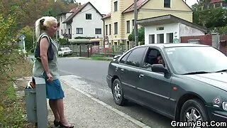 Skaisti mulatto ar lielām krūtīm masturbē gultā