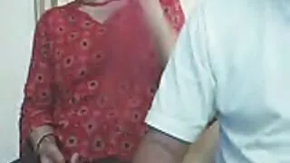Grupa incests ar izvirtušais māsas uz dīvāna