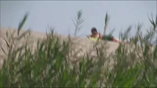 Nobriedis brunete Anna Roze fucked uz krēsla ar pliku dude