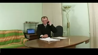 Vecumā Brunete Bianca Vējš kaislīgi jerks gailis ar viņas rokās